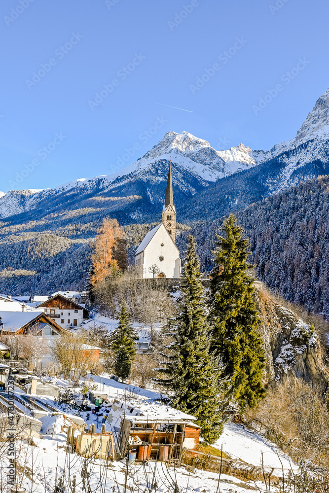 Scuol, Kirche, Engadiner Dorf, Unterengadin, Alpen, Gebirge, Engadin, Val S-Scharl, Wanderweg, Nationalpark, Graubünden, Weihnachten, Winter, Wintersport, Winterwanderung, Schweiz