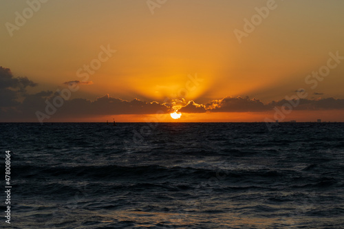 Salida del sol al amanecer desde la playa © Elehi