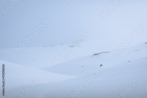 panorama sulle colline e i monti innevati di campo staffi, tra lazio e abruzzo, avvolti da una fitta nebbia