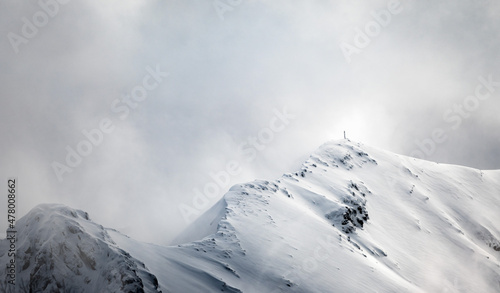 panorama sulle colline e i monti innevati di campo staffi, tra lazio e abruzzo, avvolti da una fitta nebbia