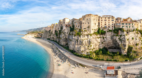 Blick auf die Häuser auf den Felsen und den Strand von Tropea an der Via Lungomare