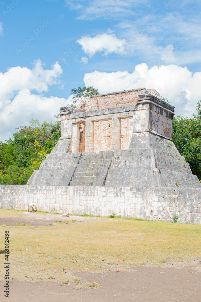 Obraz premium Old historic building in Chichen Itza, Mexico
