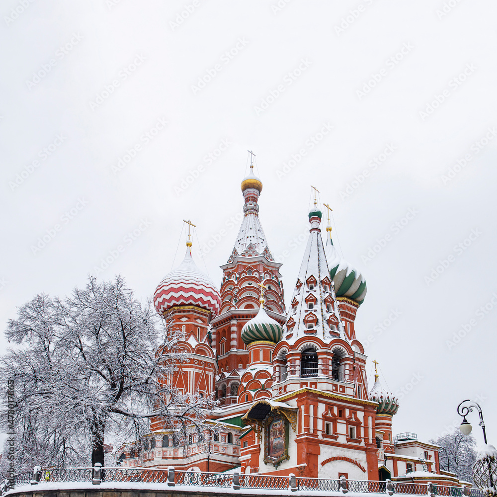 Obraz premium St. Basil's Cathedral in a severe blizzard in Moscow, Russia