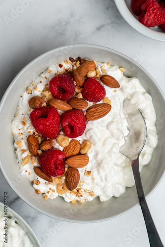 Cottage cheese with raspberries and almonds