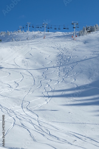 Paysage de la station de ski de Chamrousse en France ciel bleu et neige