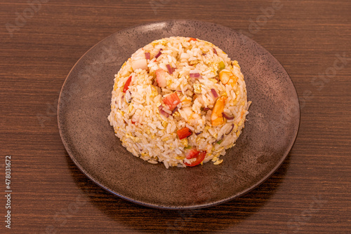 The Japanese yakimeshi is an oriental rice recipe that mixes different foods together with white rice to fry them in the pan and get a delicious dish.