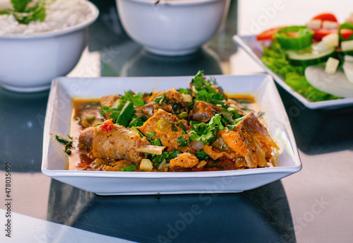Fotografía Fresh homemade free range chicken with rice,
carrots and vegetables,
seasoned wi