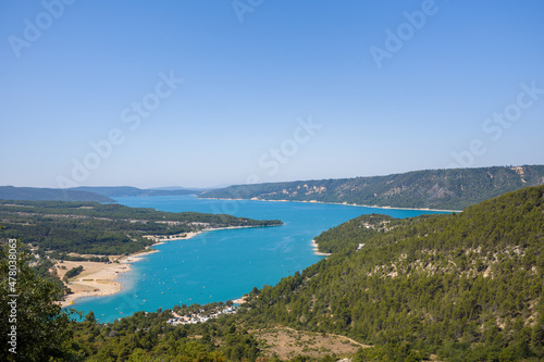 The panoramic view of the Lac de Sainte-Croix and its green countryside in Europe, France, Provence Alpes Cote dAzur, Var in the summer on a sunny day. © Florent