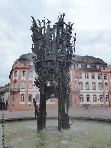 Mainzer Fastnachtsbrunnen aus Bronze photo