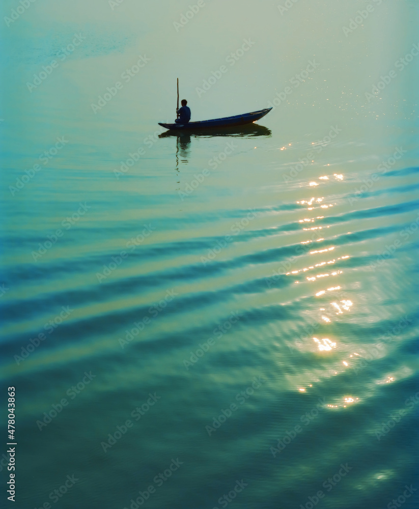Αυτοκόλλητο Silhouette of Vietnamese fisherman in traditional sampan fishing boat