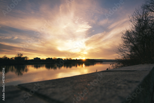 Obraz na płótnie Sonnenuntergang mit Steinmauer und Donau
