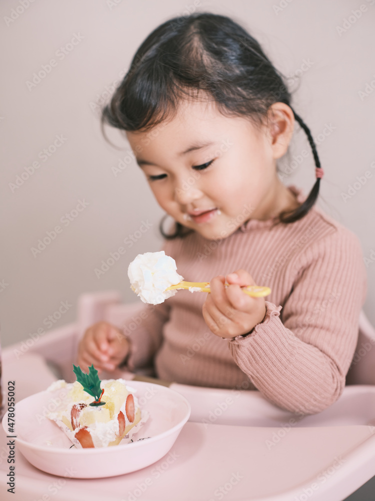 ケーキを食べる子ども ケーキを食べる子ども