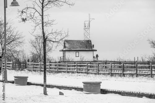 Canvas Print The lifeguard station in Toronto's Beaches district seen in winter looking from