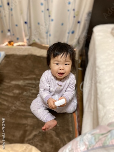 9ヶ月　赤ちゃん　リモコン大好き