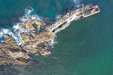 山陰海岸国立公園　京丹後市小天橋　奇岩に打ち寄せる波