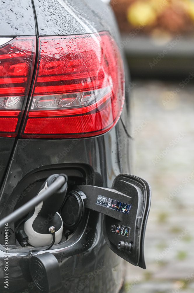 Fototapeta premium auto voiture electrique recharge electricité borne autonomie