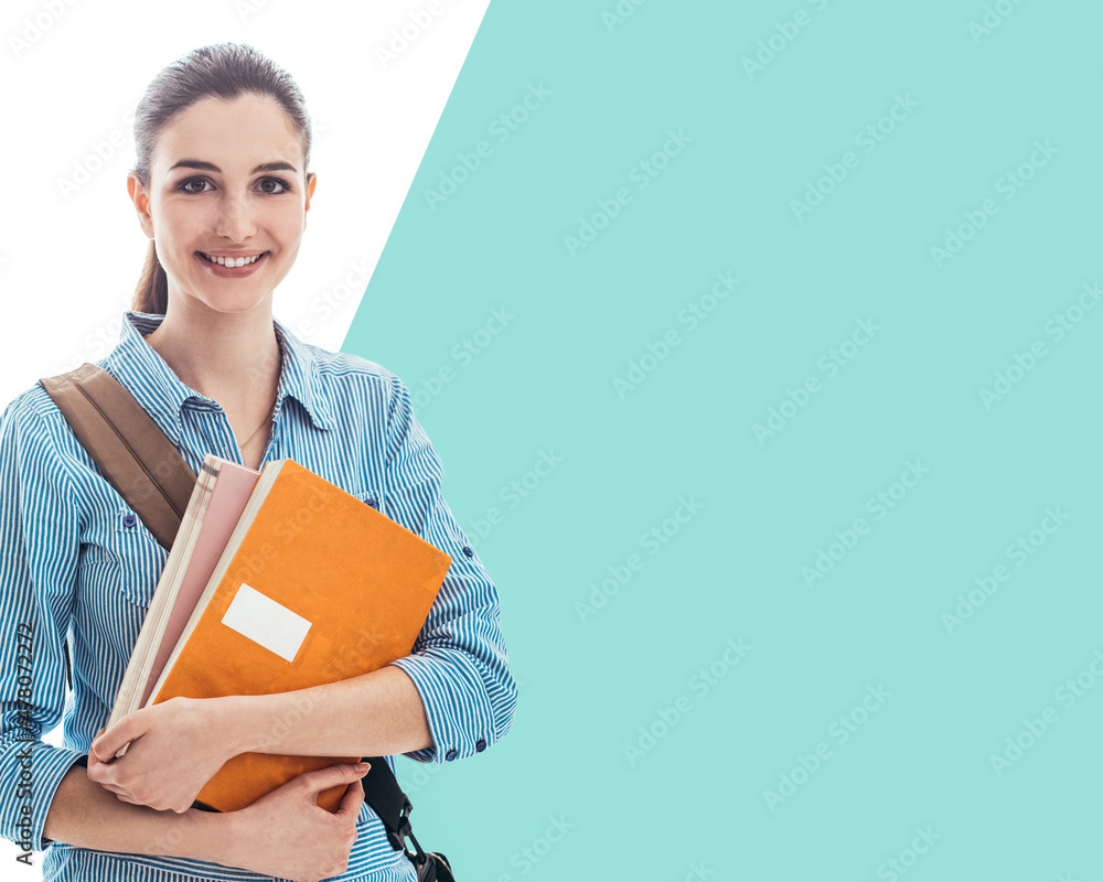 Obraz premium Young college student smiling and looking at camera