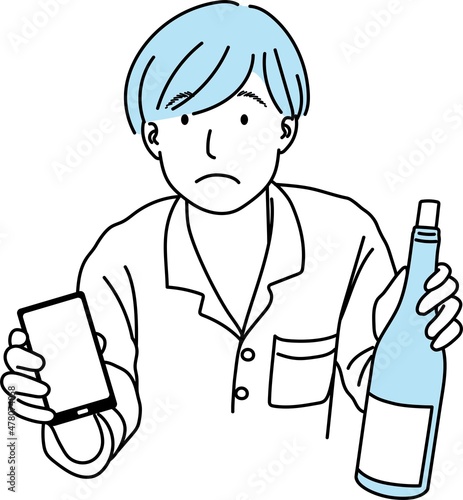 ワインボトルとスマートフォンを持つ困った顔の若い男性