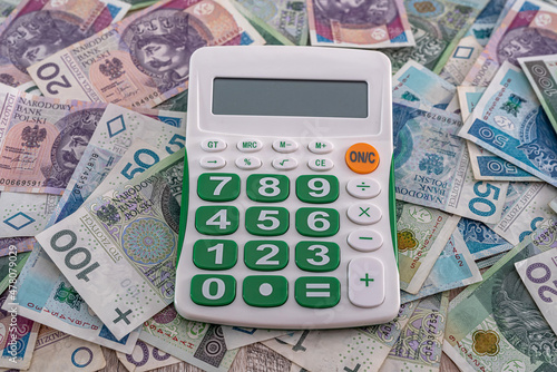  new clean smooth Polish zloty banknotes are scattered and it's time for a new calculator.