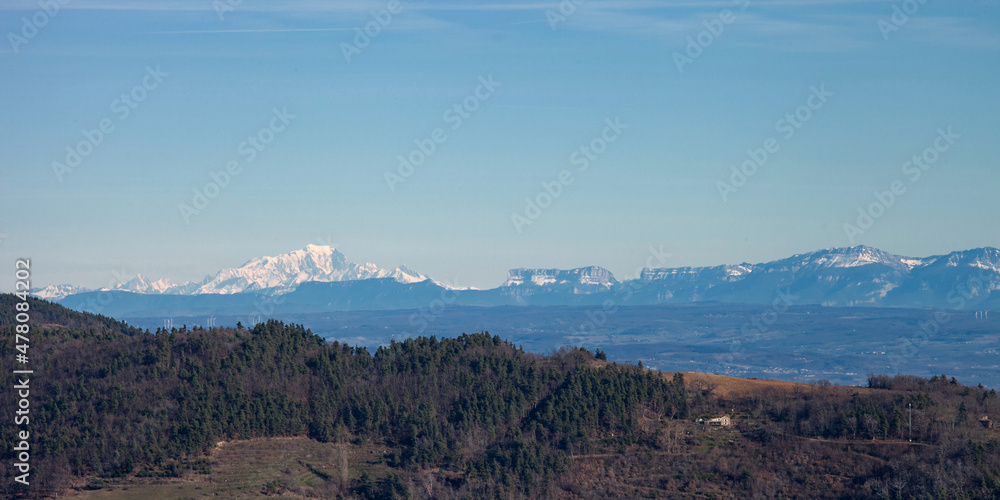 Panorama d'hiver sur la chaîne des Alpes et le Mont Blanc