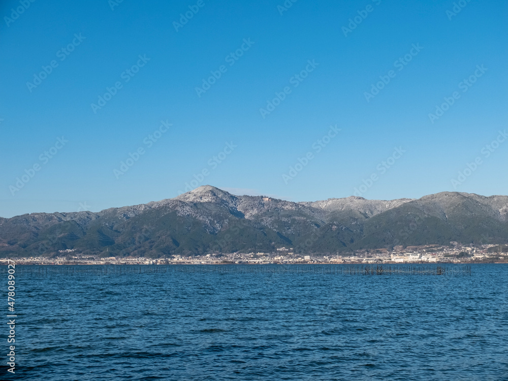 滋賀県草津市　琵琶湖の対岸に冬景色の比叡山