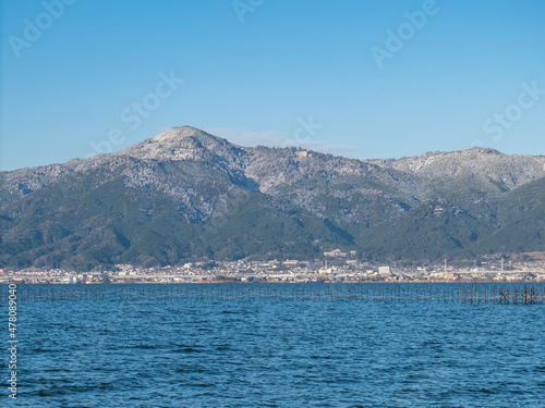 滋賀県草津市 琵琶湖の対岸に冬景色の比叡山