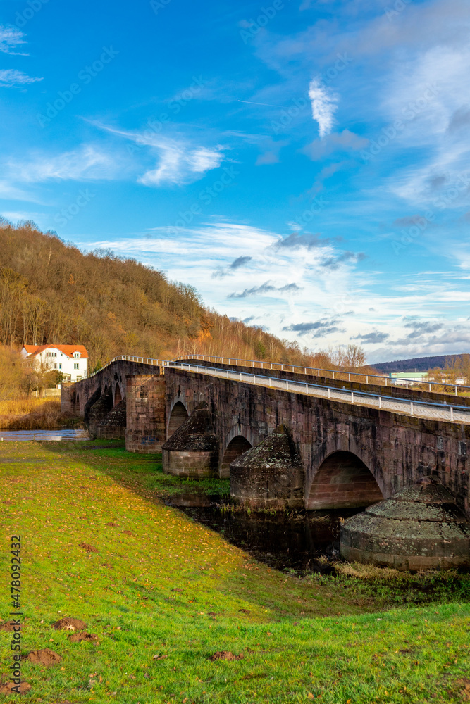 Historische Werrabrücke an der Grenze zwischen Thüringen und Hessen bei Vacha Historische Werrabrücke an der Grenze zwischen Thüringen und Hessen bei Vacha