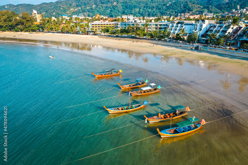 Obraz premium Long tail boats in Patong beach in Phuket Province, Thailand
