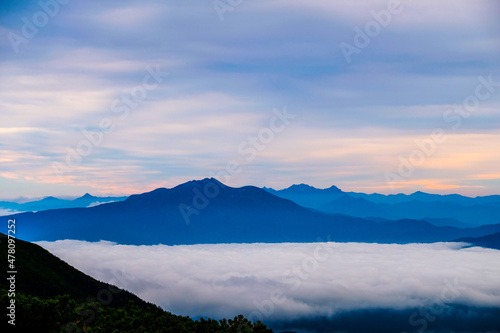 朝の雲海と山のシルエット