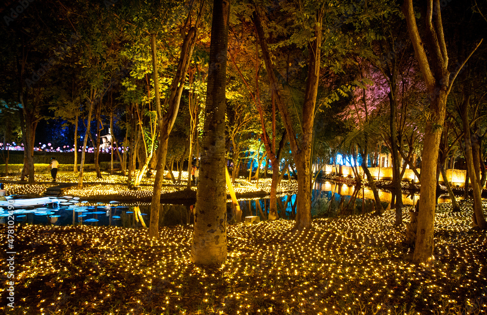 Obraz premium Buddhist tradition light festival in Ratchaburi, Nasatta, Thailand
