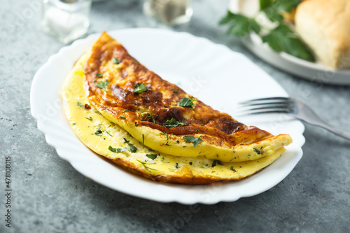 Foto Traditional homemade omelette with herbs