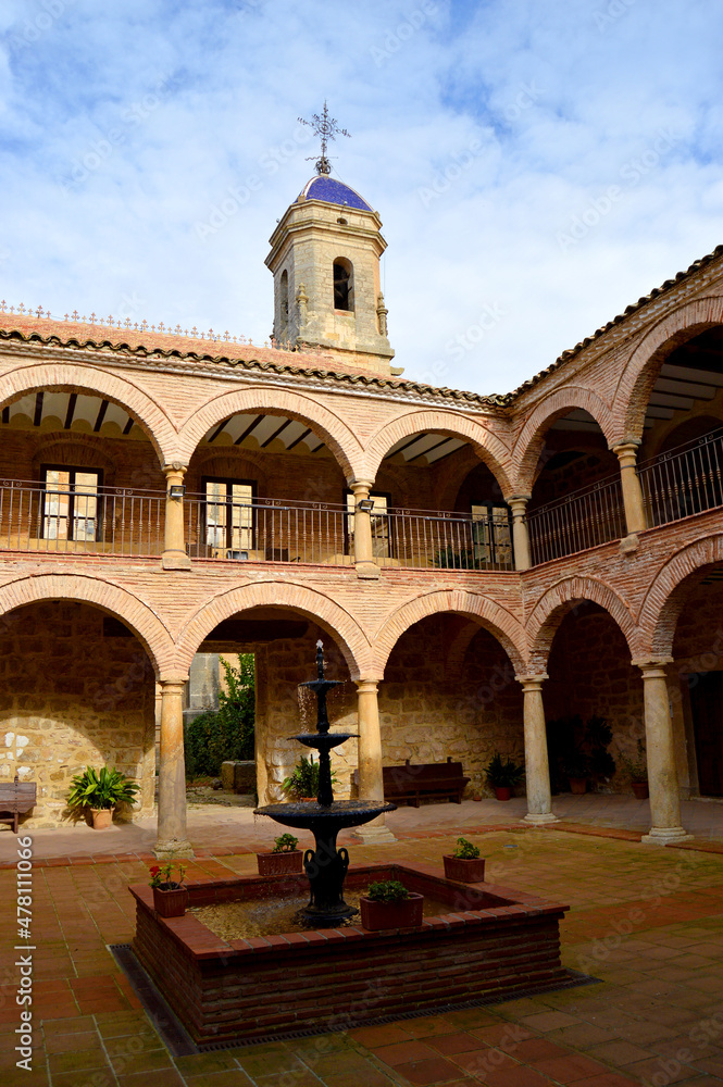 Claustro de la Colegiata de Santiago en Castellar, provincia de Jaén, Andalucía, España