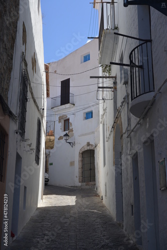 narrow street in the old town of ibiza © danieldefotograaf