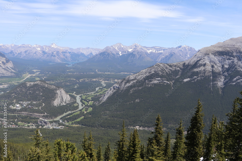 Obraz premium Wonderful road trip through Banff and Jasper national park in British Columbia, Canada. An amazing day in Vancouver. What a beautiful nature in Canada with so many animals and mountains.
