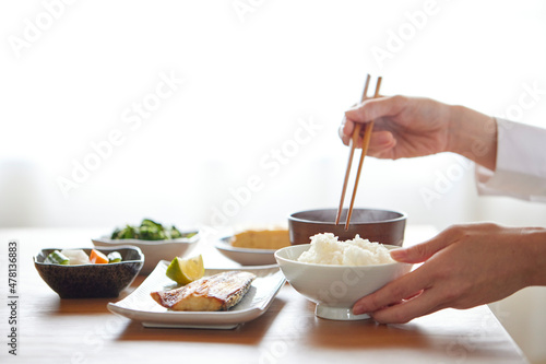 和食の朝ごはんを食べる女性の手元