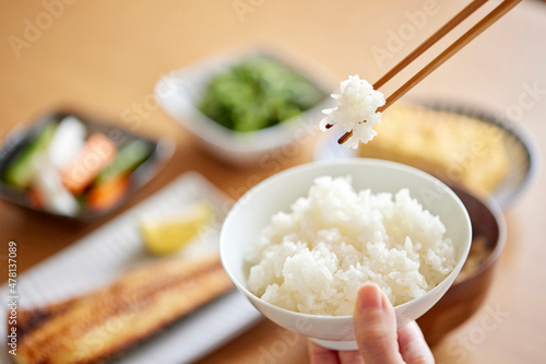 Schilderij op canvas 和食の朝ごはんを食べる女性の手元