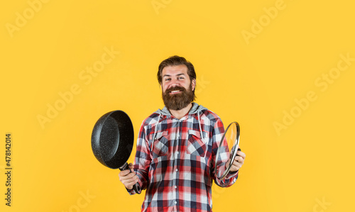 Konstfotografi man holding frying pan