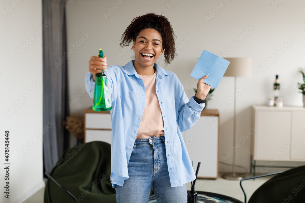 © Prostock-studio - Portrait of black woman cleaning house singing holding rag