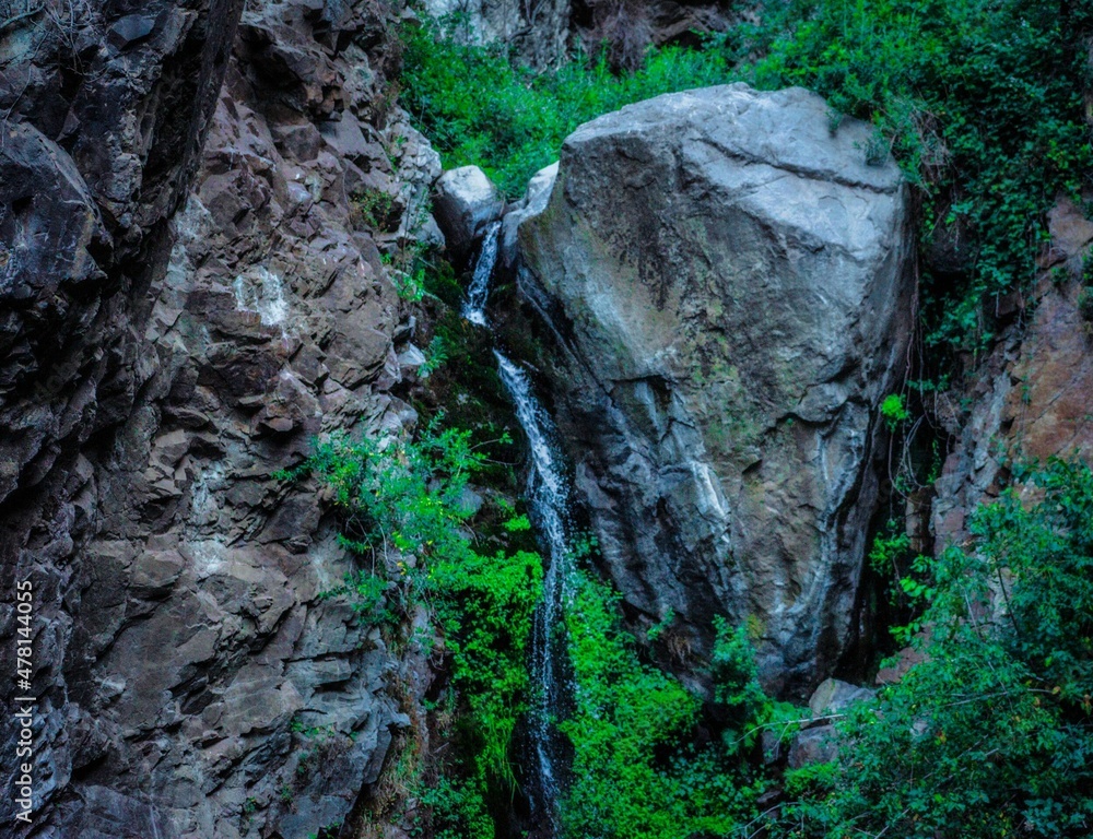 Obraz premium cascada entre roca gigante en un barranco de la jungla