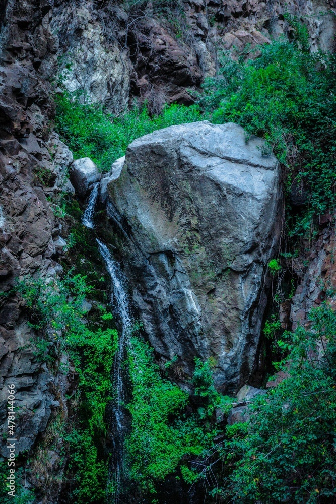 cascada entre roca gigante en un barranco de la jungla cascada entre roca gigante en un barranco de la jungla