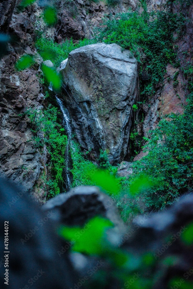 cascada entre roca gigante en un barranco de la jungla cascada entre roca gigante en un barranco de la jungla