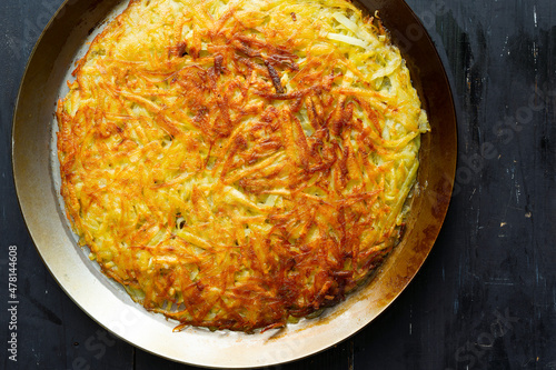Obraz na płótnie golden swiss rosti fried potato pancake w salonie