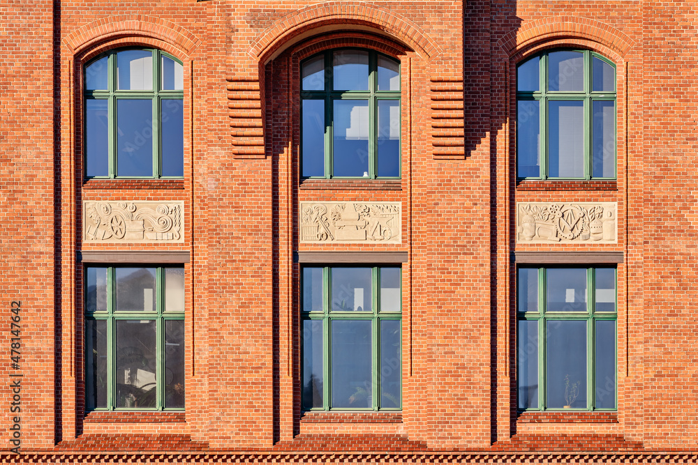 Fassadendetail mit Ornamentschmuck am denkmalgeschützten historischen Verwaltungsgebäude der Borsigwerke in Berlin-Tegel
