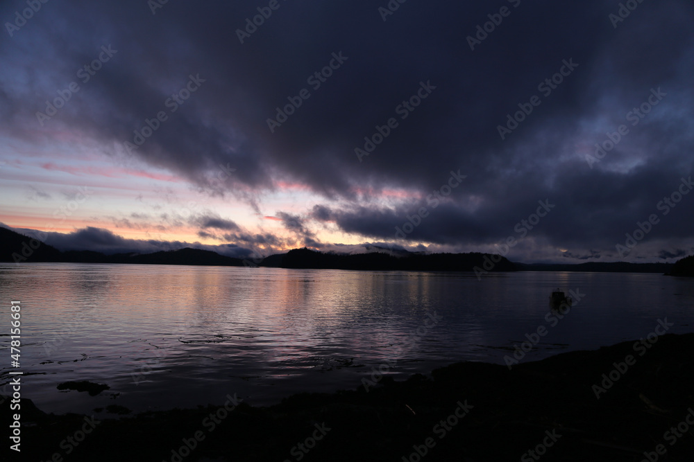 Dramatischer Sonnenuntergang an der Pazifik Küste, Kanada, Vancouver Island, Hanson Island