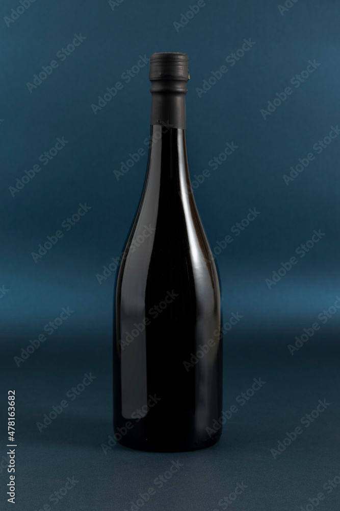Botella de vino con espacio para texto, y un fondo de color azul Botella de vino con espacio para texto, y un fondo de color azul
