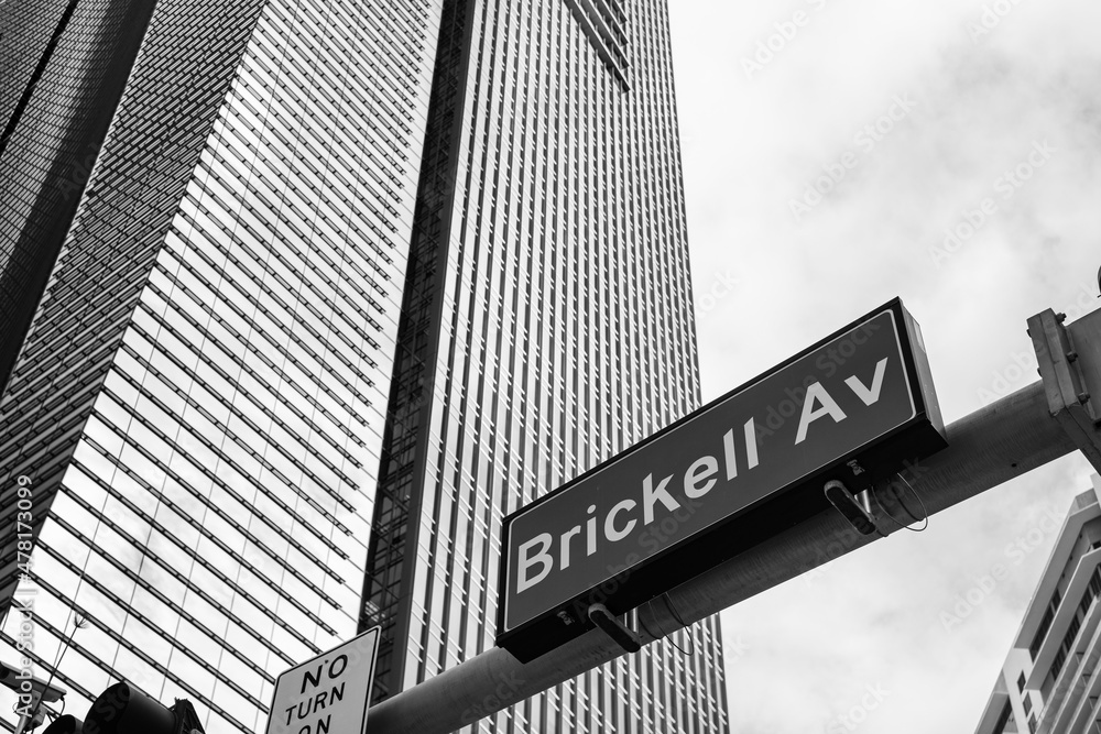 Obraz premium Cityscape sign view in the downtown Brickell district in Miami