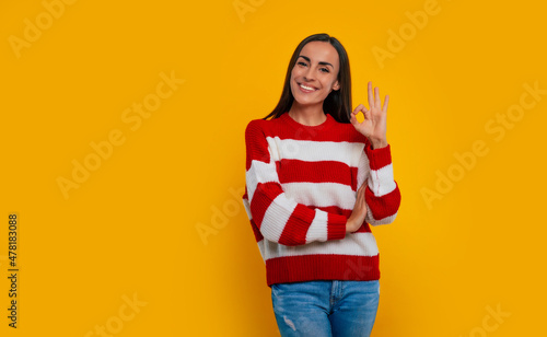 Tableau sur toile Everything fine! Smiling cute young brunette girl shows an ok sign on the camera