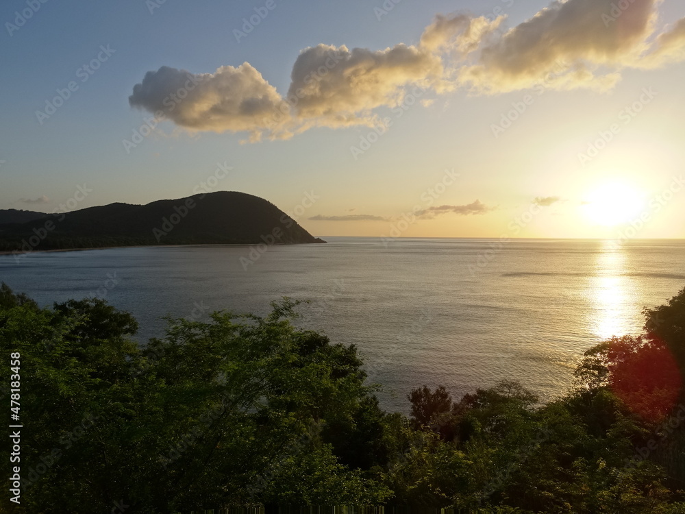 Fototapeta premium Le soleil se couche sur la mer