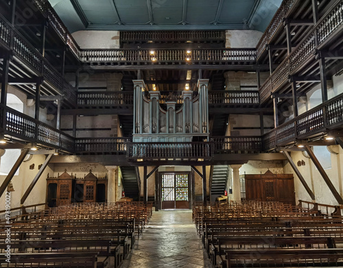 Fotografia Interior e órgão da Igreja de Saint Pierre em Saint-Pèe-Sur-Nivelle, França