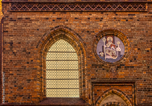 Foto emblem of the bishop of Roskilde on the brickwall of the cathedral